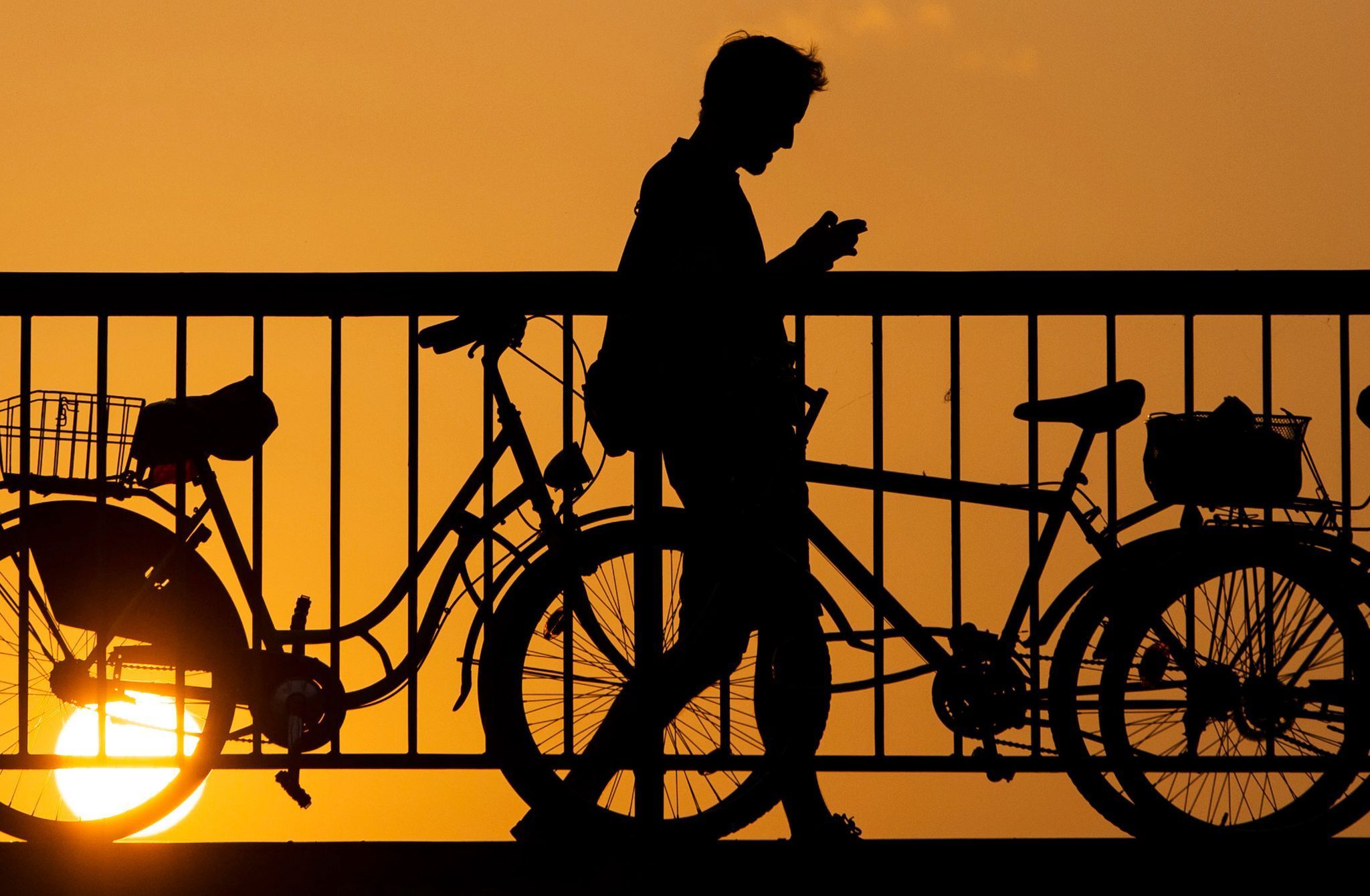Ein Mann blickt auf sein Smartphone