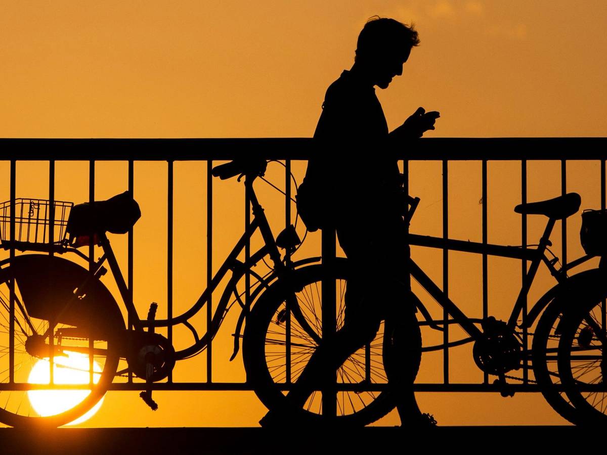 Ein Mann blickt auf sein Smartphone