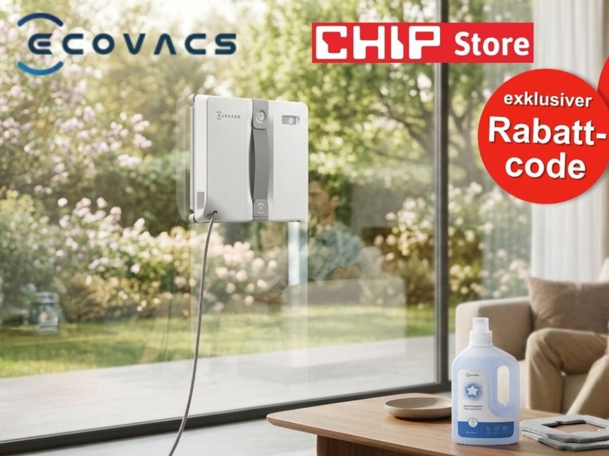 Der weiß-graue Ecovacs Winbot Mini Fensterputzroboter haftet an einer großen Wohnzimmer-Glasfront mit Blick auf einen sonnigen Garten mit Blüten. Im Vordergrund steht eine Flasche Ecovacs Reinigungsmittel auf einem Couchtisch. Im Hintergrund sitzt ein Pärchen entspannt auf dem Sofa. Links oben das Ecovacs-Logo, daneben das rote CHIP Store-Logo. Rechts oben roter Button mit der Aufschrift „Bestpreis -37 % Rabatt zur UVP".