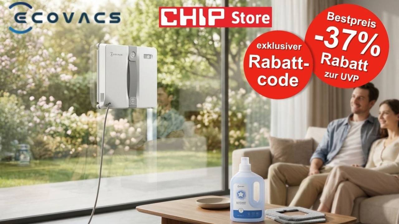 Der weiß-graue Ecovacs Winbot Mini Fensterputzroboter haftet an einer großen Wohnzimmer-Glasfront mit Blick auf einen sonnigen Garten mit Blüten. Im Vordergrund steht eine Flasche Ecovacs Reinigungsmittel auf einem Couchtisch. Im Hintergrund sitzt ein Pärchen entspannt auf dem Sofa. Links oben das Ecovacs-Logo, daneben das rote CHIP Store-Logo. Rechts oben roter Button mit der Aufschrift „Bestpreis -37 % Rabatt zur UVP".