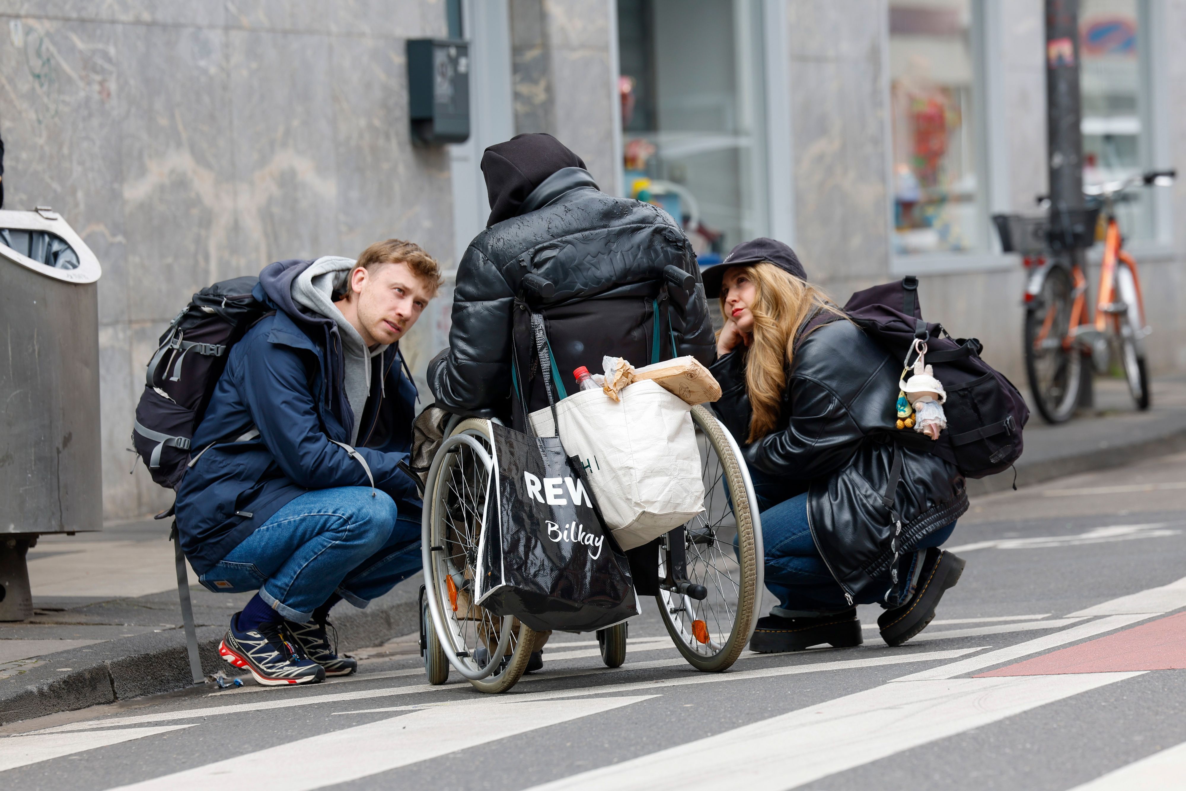 Mirko Sievers (l.) und Luca Neumann kümmern sich um einen suchtkranken Patienten in der Kölner Innenstadt.