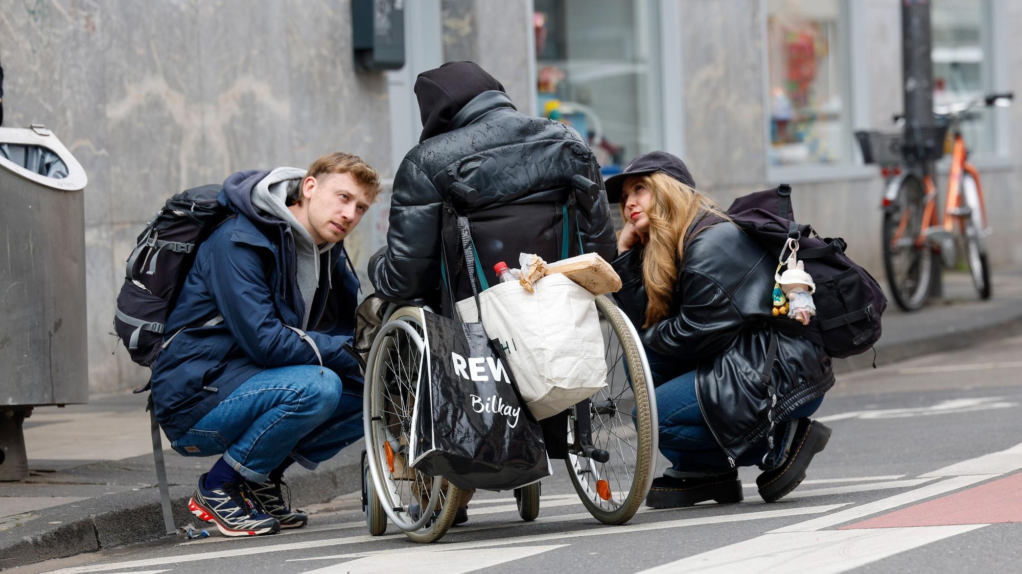 Mirko Sievers (l.) und Luca Neumann kümmern sich um einen suchtkranken Patienten in der Kölner Innenstadt.