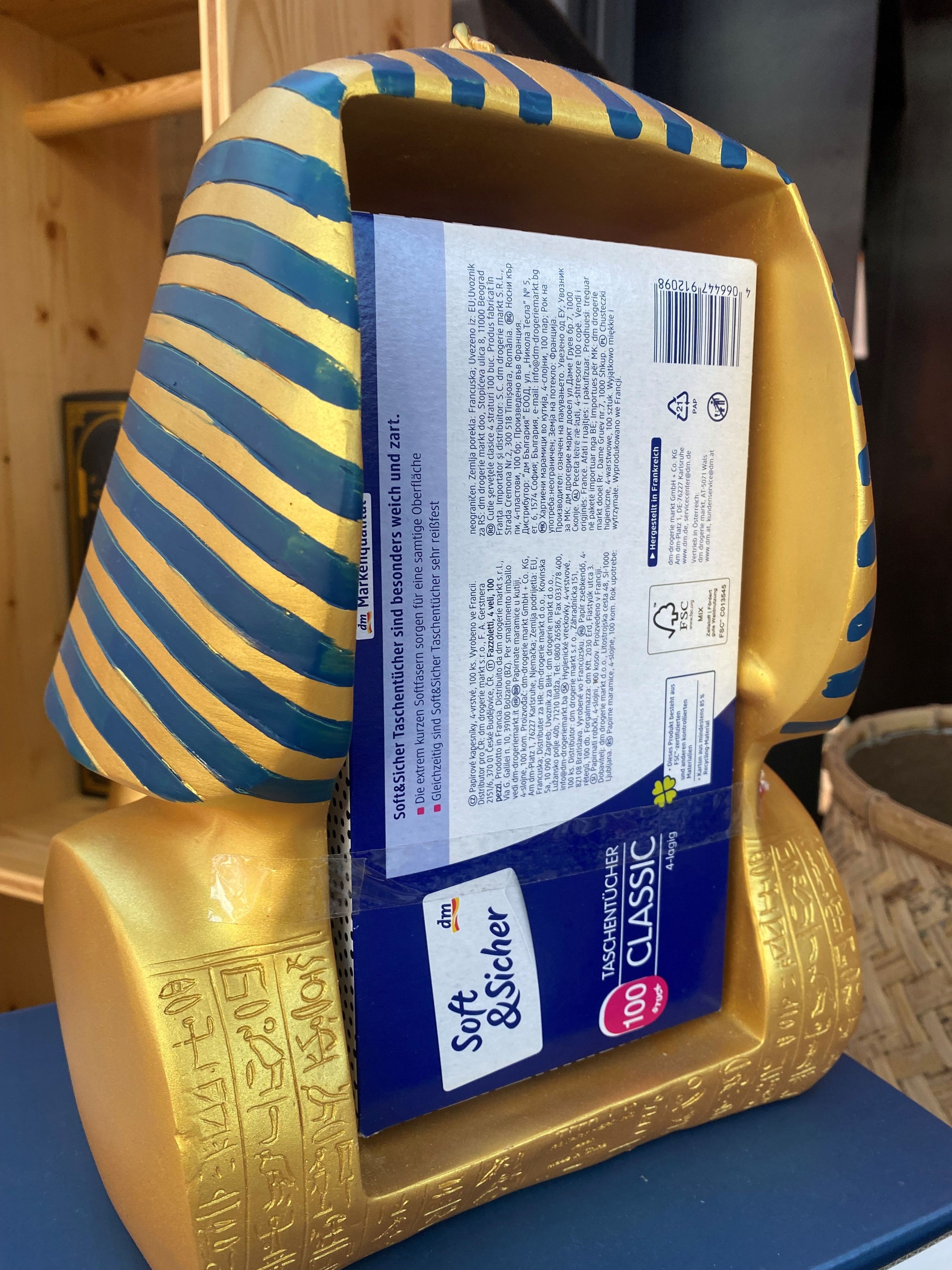Die Rückansicht eines Jux-Pharaos als Papiertuchspender
