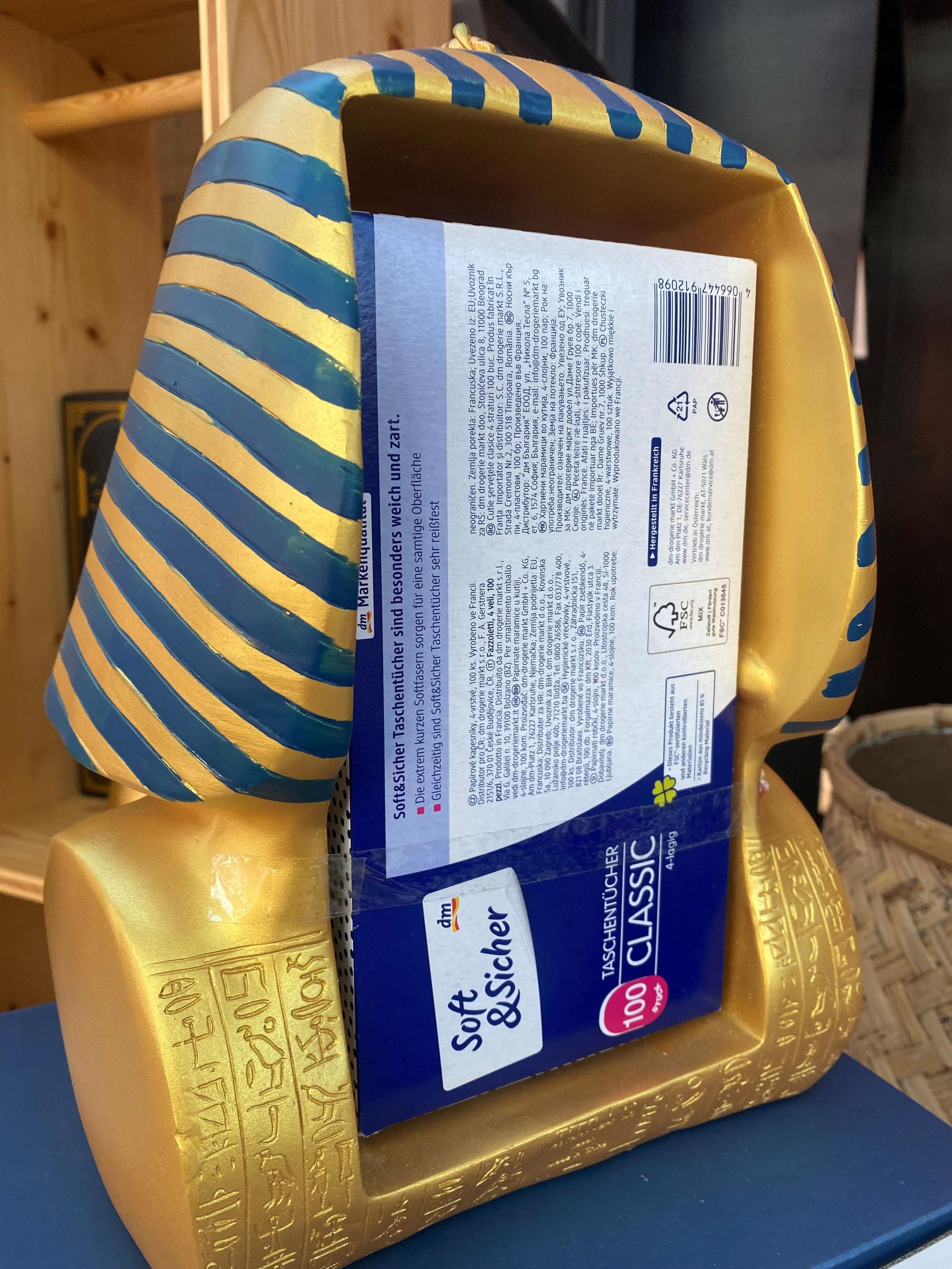Die Rückansicht eines Jux-Pharaos als Papiertuchspender