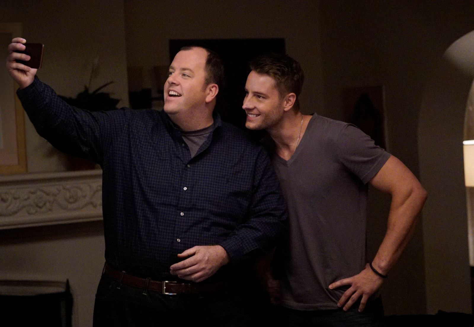 Als Kate ihren späteren Ehemann Toby (Chris Sullivan, links) mit ihrem Bruder Kevin (Justin Hartley) bekannt macht, ist Toby begeistert, denn er ist ein Fan von dessen Sitcom. Kevin selbst hadert mit seiner anspruchslosen Rolle, möchte er doch ein seriöser Schauspieler sein.  (Bild: ZDF/NBC)
