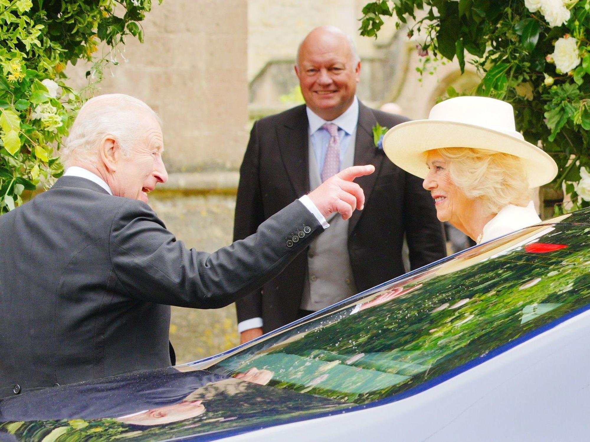 König Charles III und Königin Camilla bei der Hochzeit von Harriet Sperling und Peter Phillips in der All Saints Church in Kemble, Gloucestershire.