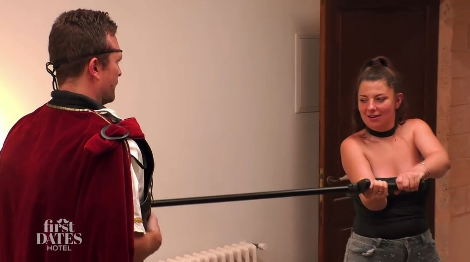 Christoph und Eunice wagten den Schwertkampf im „First Dates Hotel“. (Bild: RTL)