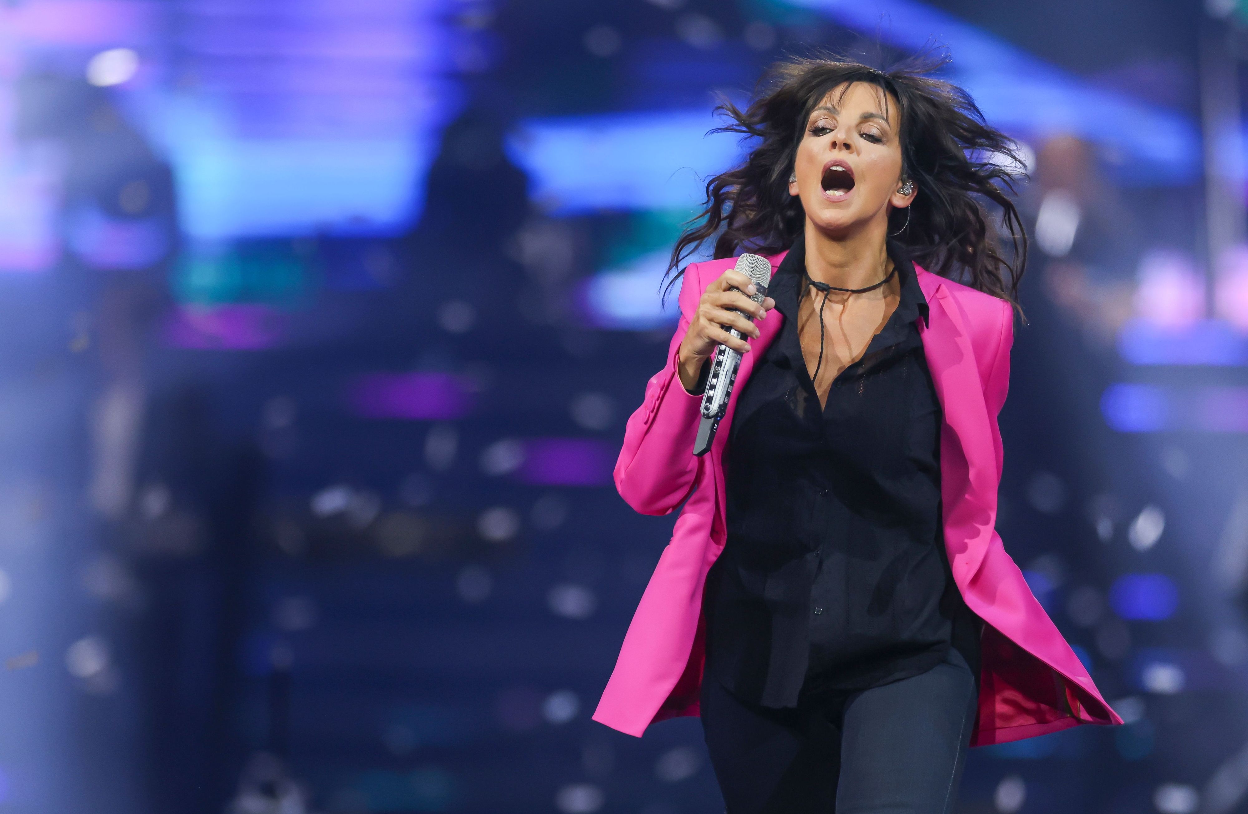 Sängerin Nena singt mit Mikrofon