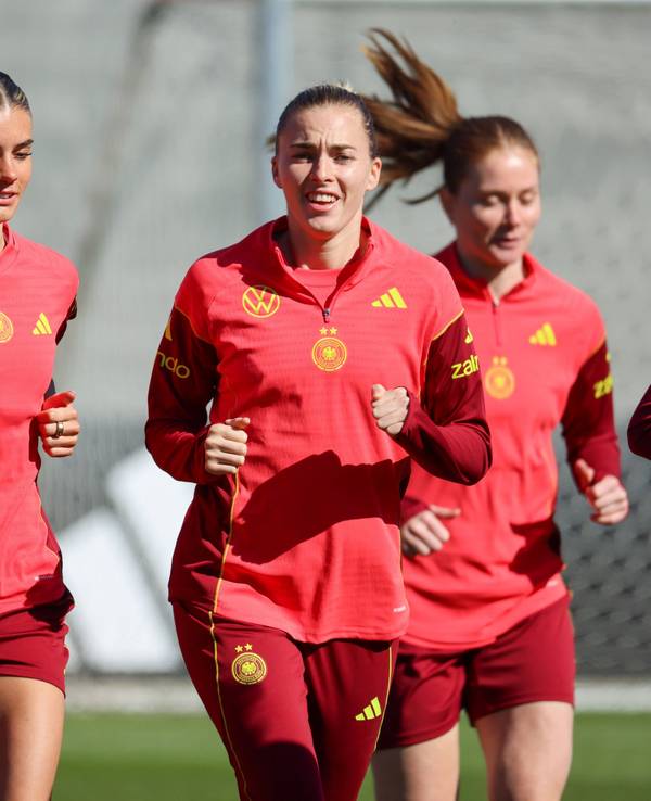 Giulia Gwinn, Selina Cerci (M.) und Laura Freigang (r.) laufen sich beim Training warm.