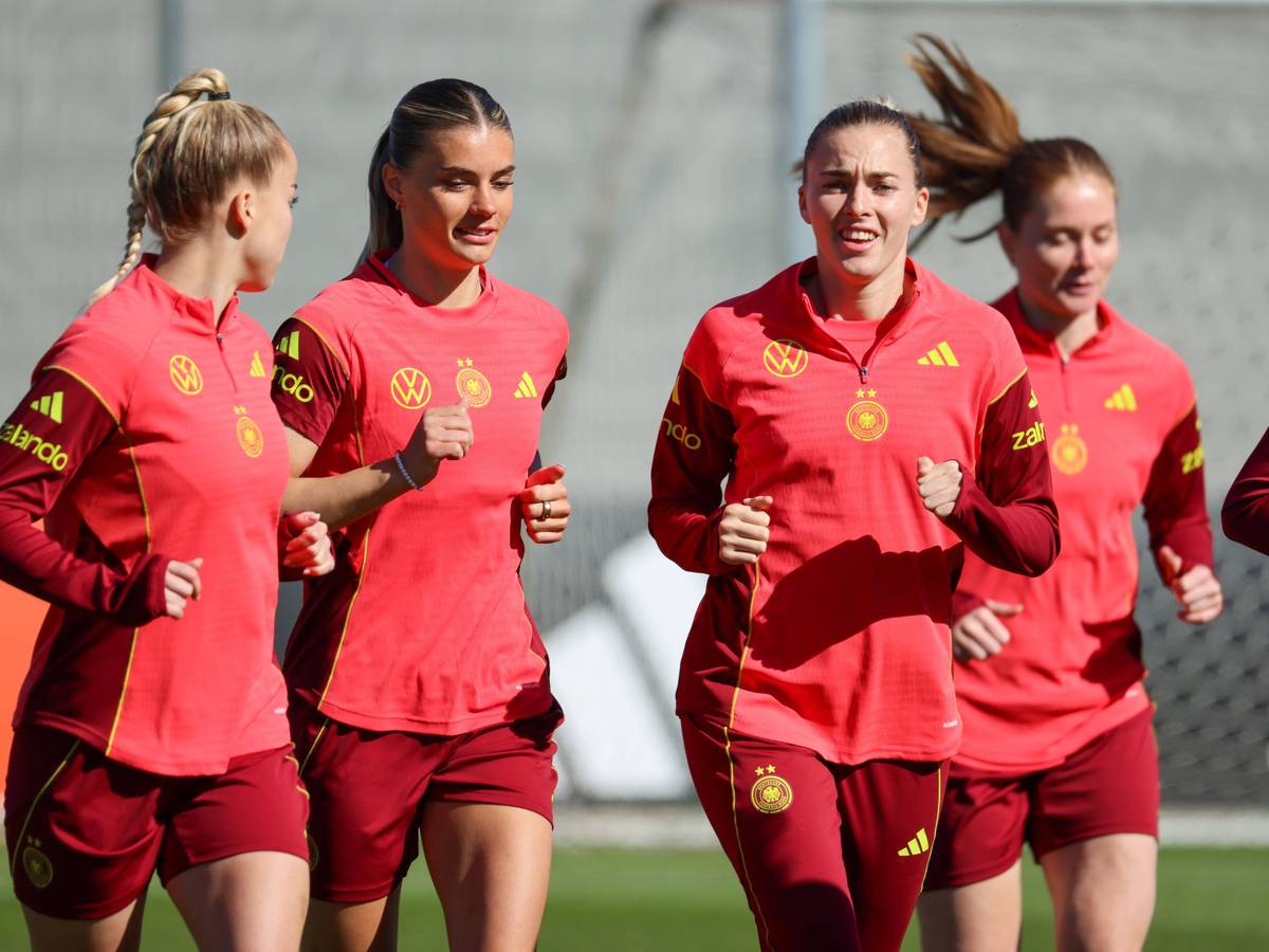 Giulia Gwinn, Selina Cerci (M.) und Laura Freigang (r.) laufen sich beim Training warm.