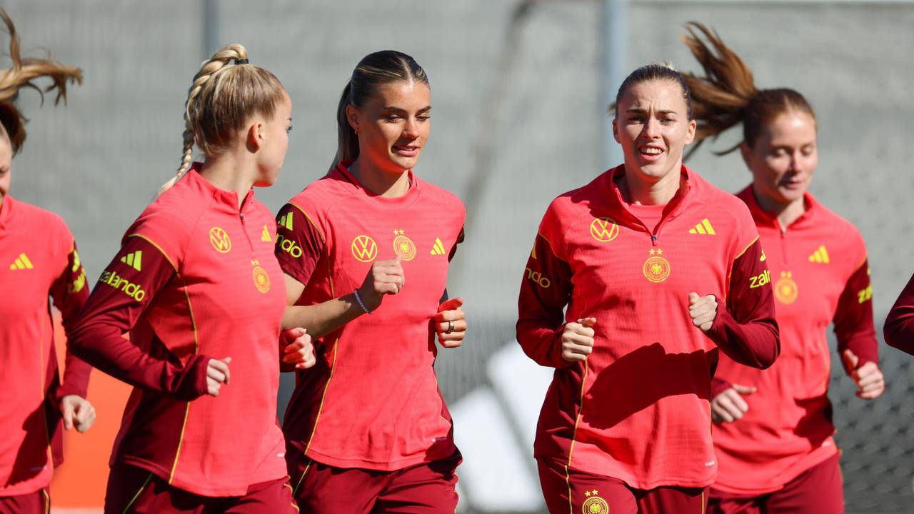 Giulia Gwinn, Selina Cerci (M.) und Laura Freigang (r.) laufen sich beim Training warm.