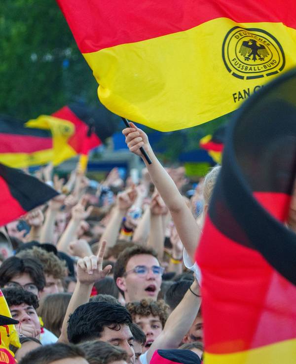 Fans verfolgen die WM gemeinsam auf einer Leinwand.