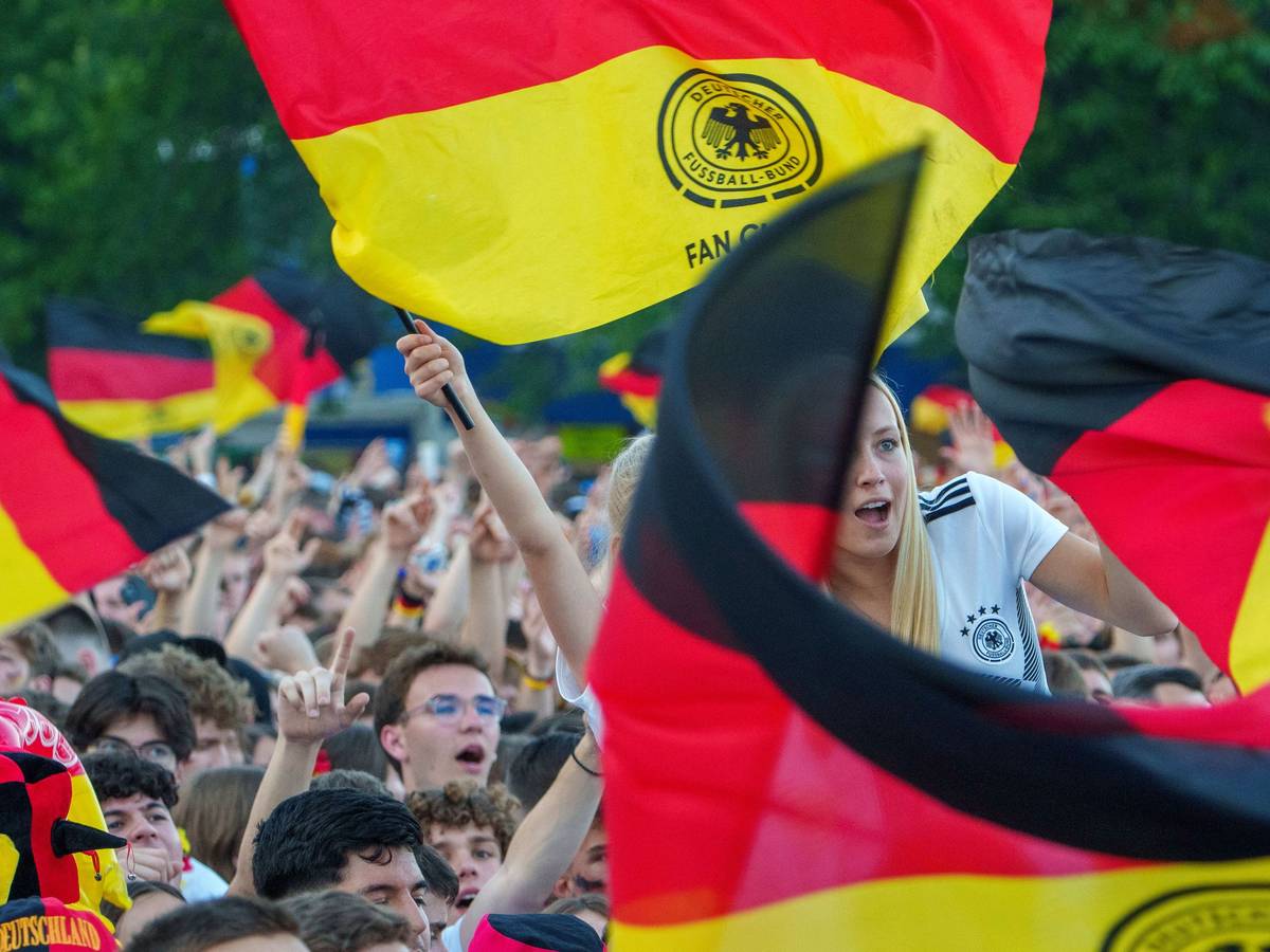 Fans verfolgen die WM gemeinsam auf einer Leinwand.