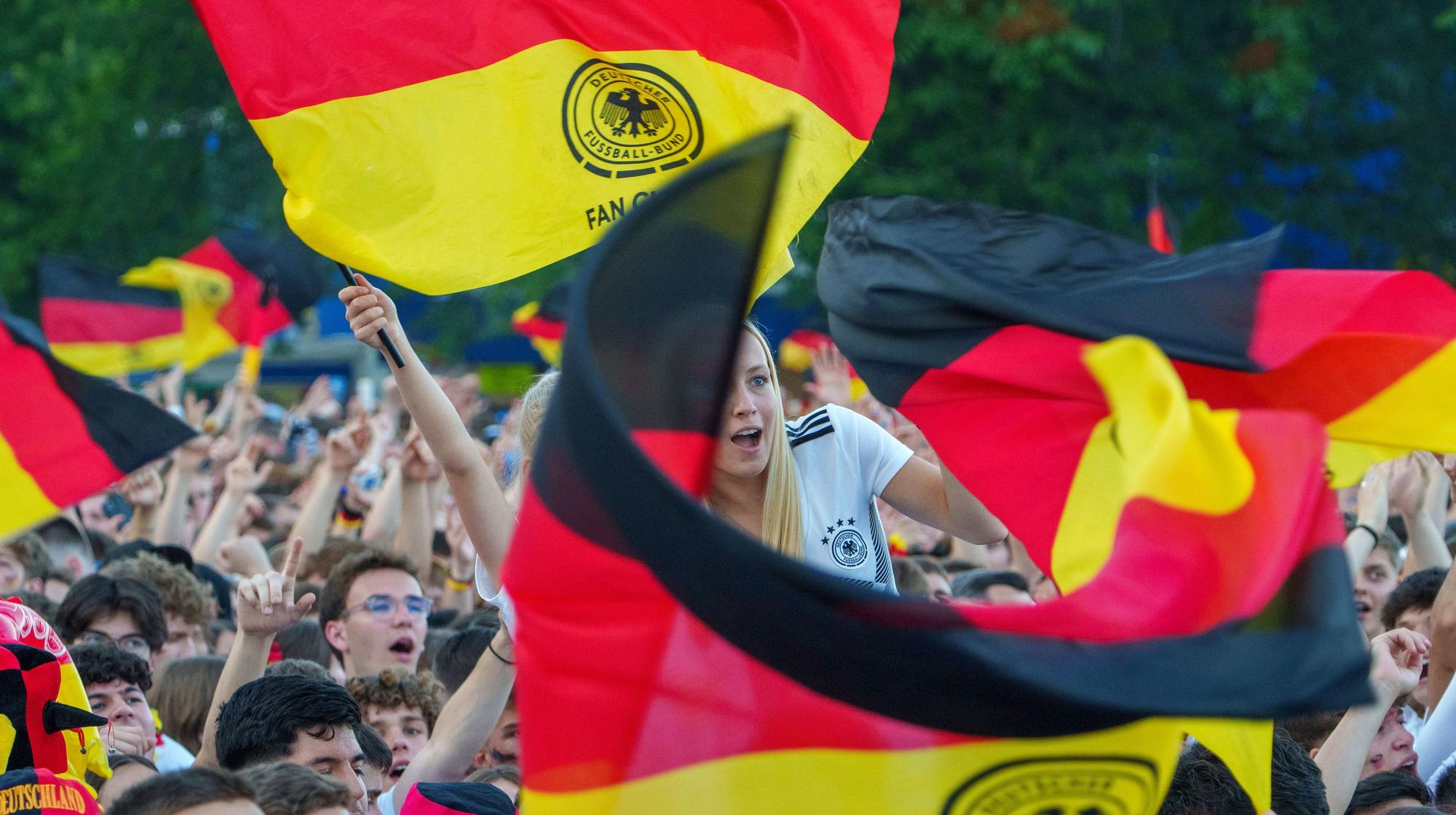 Fans verfolgen die WM gemeinsam auf einer Leinwand.