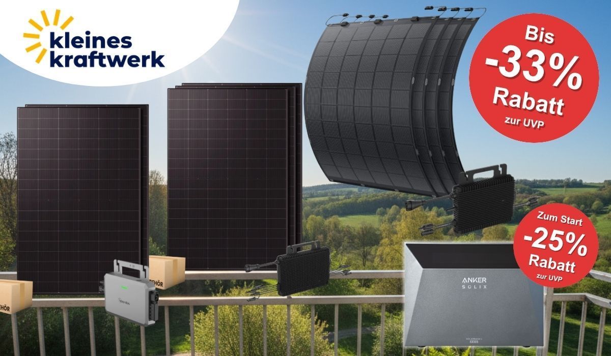 Verschiedene Balkonkraftwerk-Sets von Kleines Kraftwerk auf einem Balkon vor grüner Landschaft: links starre bifaziale Solarmodule mit Hoymiles-Wechselrichter und Zubehörkarton, mittig und rechts flexible TopCon-Module, unten rechts ein Anker SOLIX Speicher. Rote Preis-Badges zeigen bis zu 33 % Rabatt auf Komplettsets und 25 % Startrabatt auf den Anker SOLIX 4 Speicher. Oben links das Logo von Kleines Kraftwerk.