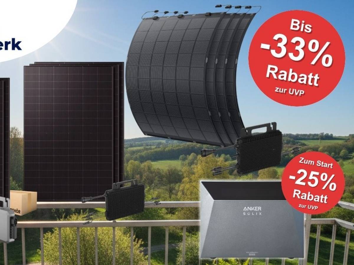 Verschiedene Balkonkraftwerk-Sets von Kleines Kraftwerk auf einem Balkon vor grüner Landschaft: links starre bifaziale Solarmodule mit Hoymiles-Wechselrichter und Zubehörkarton, mittig und rechts flexible TopCon-Module, unten rechts ein Anker SOLIX Speicher. Rote Preis-Badges zeigen bis zu 33 % Rabatt auf Komplettsets und 25 % Startrabatt auf den Anker SOLIX 4 Speicher. Oben links das Logo von Kleines Kraftwerk.