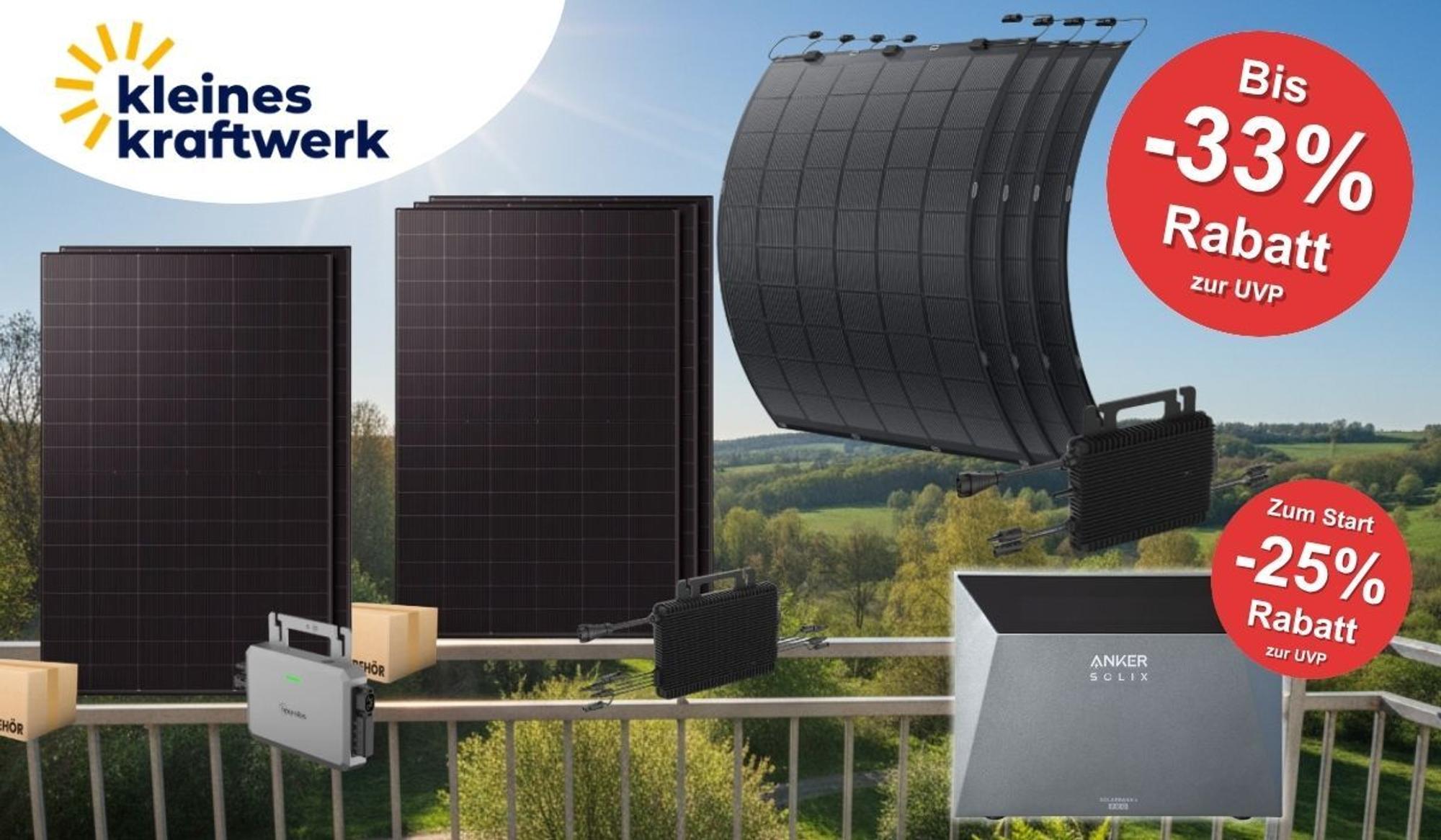 Verschiedene Balkonkraftwerk-Sets von Kleines Kraftwerk auf einem Balkon vor grüner Landschaft: links starre bifaziale Solarmodule mit Hoymiles-Wechselrichter und Zubehörkarton, mittig und rechts flexible TopCon-Module, unten rechts ein Anker SOLIX Speicher. Rote Preis-Badges zeigen bis zu 33 % Rabatt auf Komplettsets und 25 % Startrabatt auf den Anker SOLIX 4 Speicher. Oben links das Logo von Kleines Kraftwerk.