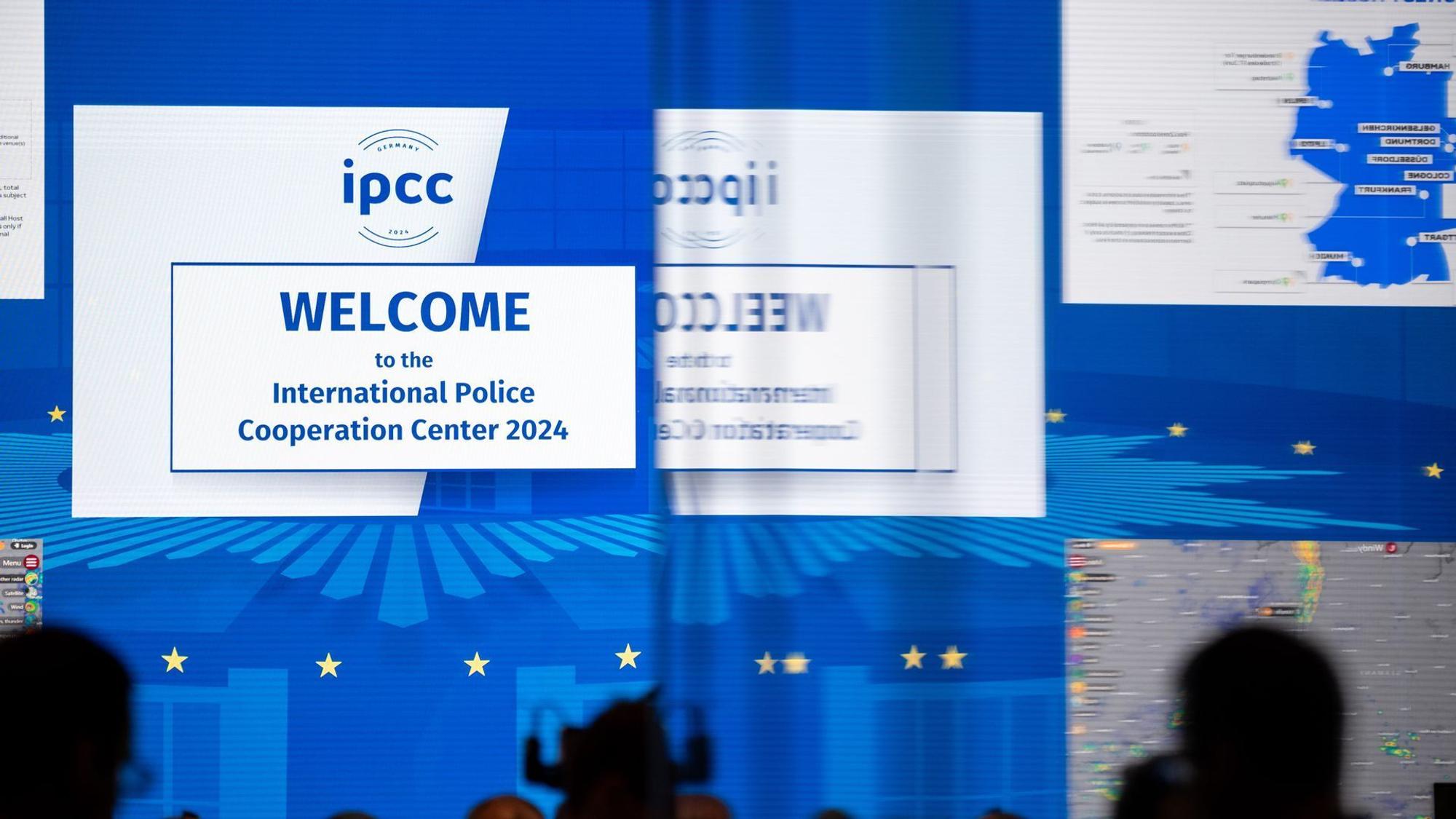Bundeskanzler Scholz und NRW-Innenminister Reul besuchen IPCC