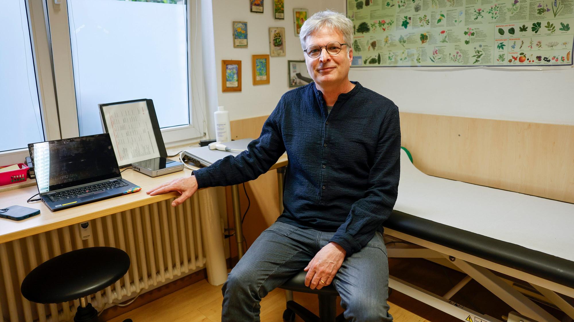 Hauke Bertling, Stadtarzt und Leiter des Mobilen Medizinischen Dienstes der Stadt Köln, in einem Ambulanzzimmer im Café Victoria.