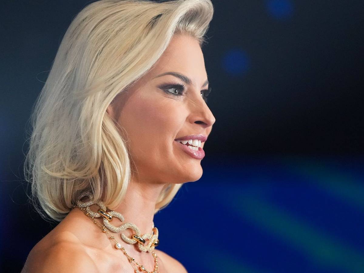 DSDS-Jurorin und Partysängerin Isi Glück hat sich im Podcast „Frühstück bei Barbara“ an einen unschönen Bühnen-Zwischenfall erinnert. (Bild: 2026 Getty Images/Pau Barrena)