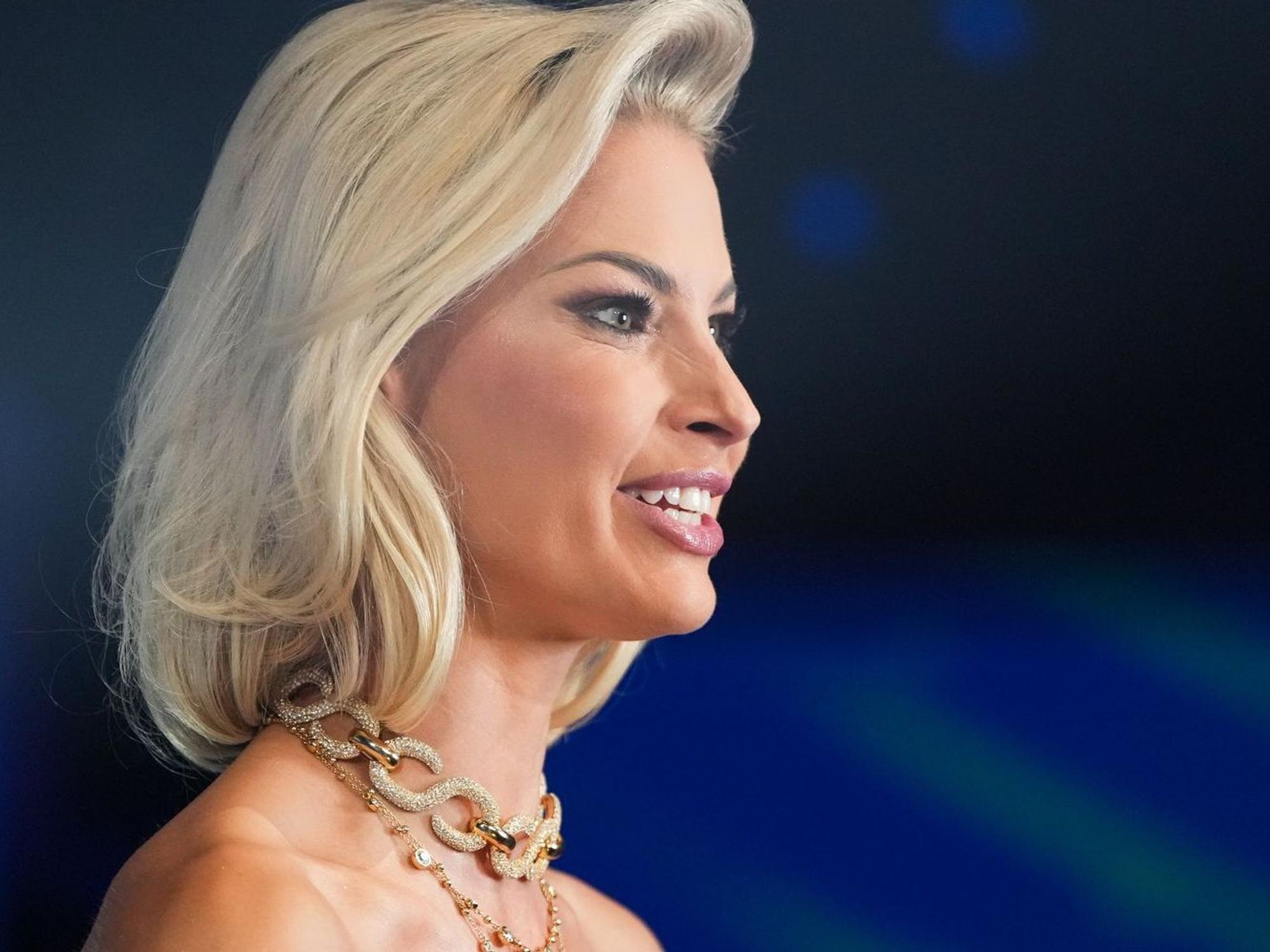 DSDS-Jurorin und Partysängerin Isi Glück hat sich im Podcast „Frühstück bei Barbara“ an einen unschönen Bühnen-Zwischenfall erinnert. (Bild: 2026 Getty Images/Pau Barrena)
