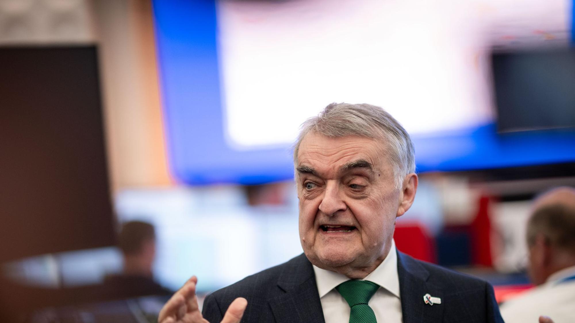 Reul verteidigt verjährte Überstunden bei Polizei
