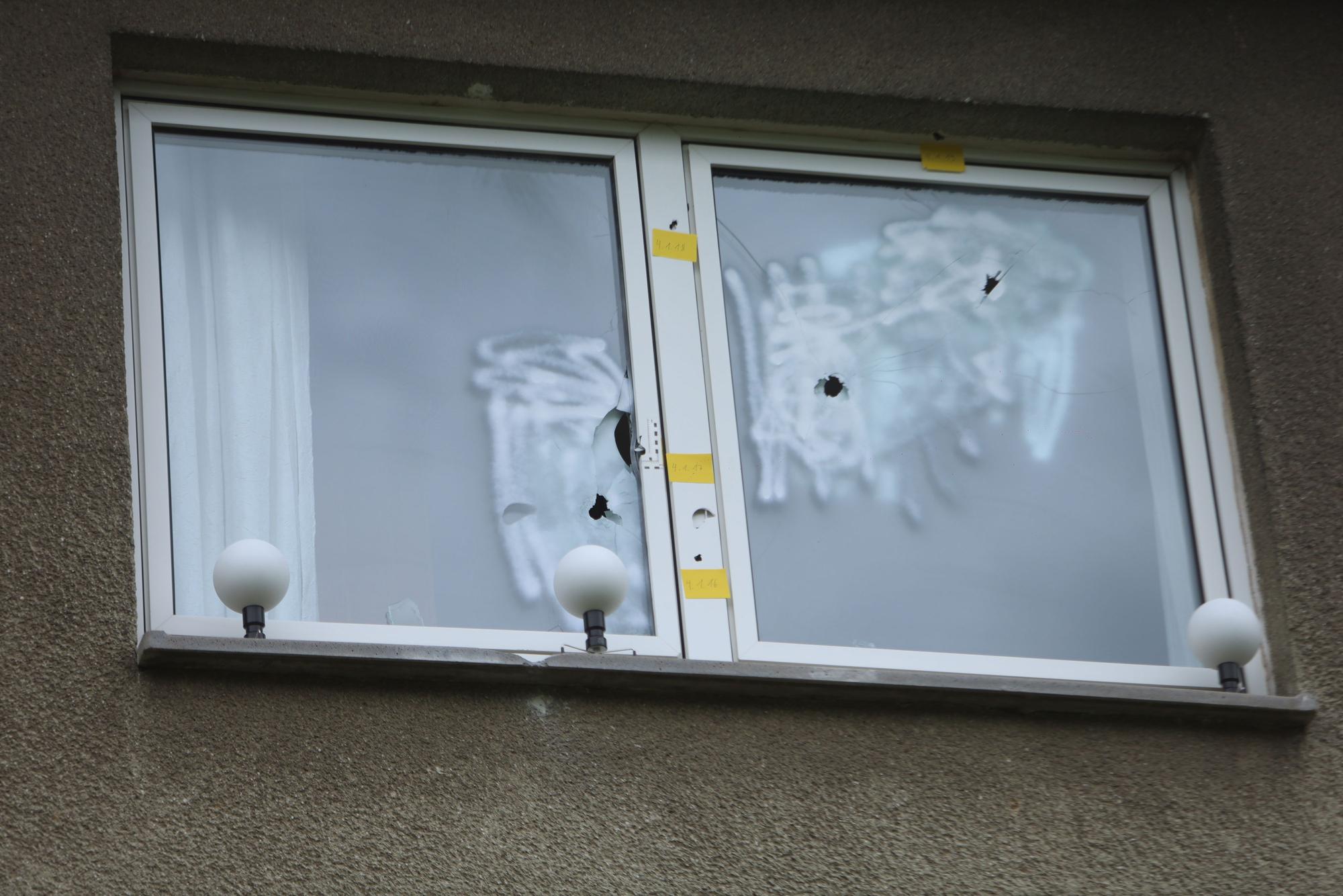 In dem Fenster eines Mehrfamilienhauses in Bilderstöckchen klaffen Einschusslöcher.