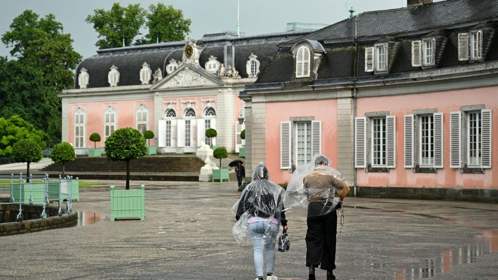 Regen am Schloss Benrath