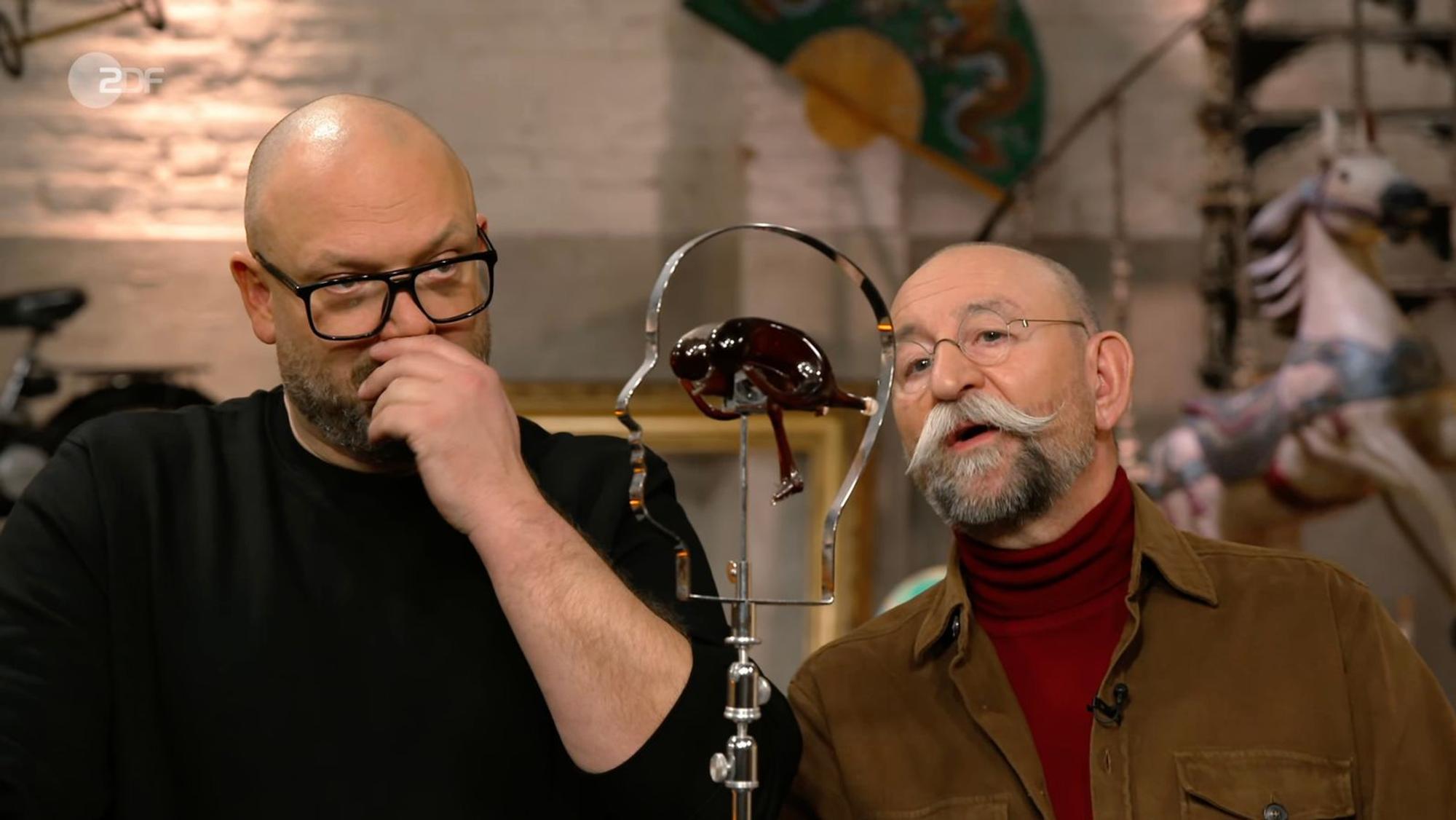 Horst Lichter musste in der Montagsausgabe der ZDF-Trödelshow „Bares für Rares“ erstmal vorsichtig nachfragen: „Ist das Kunst?“ (Bild: ZDF)