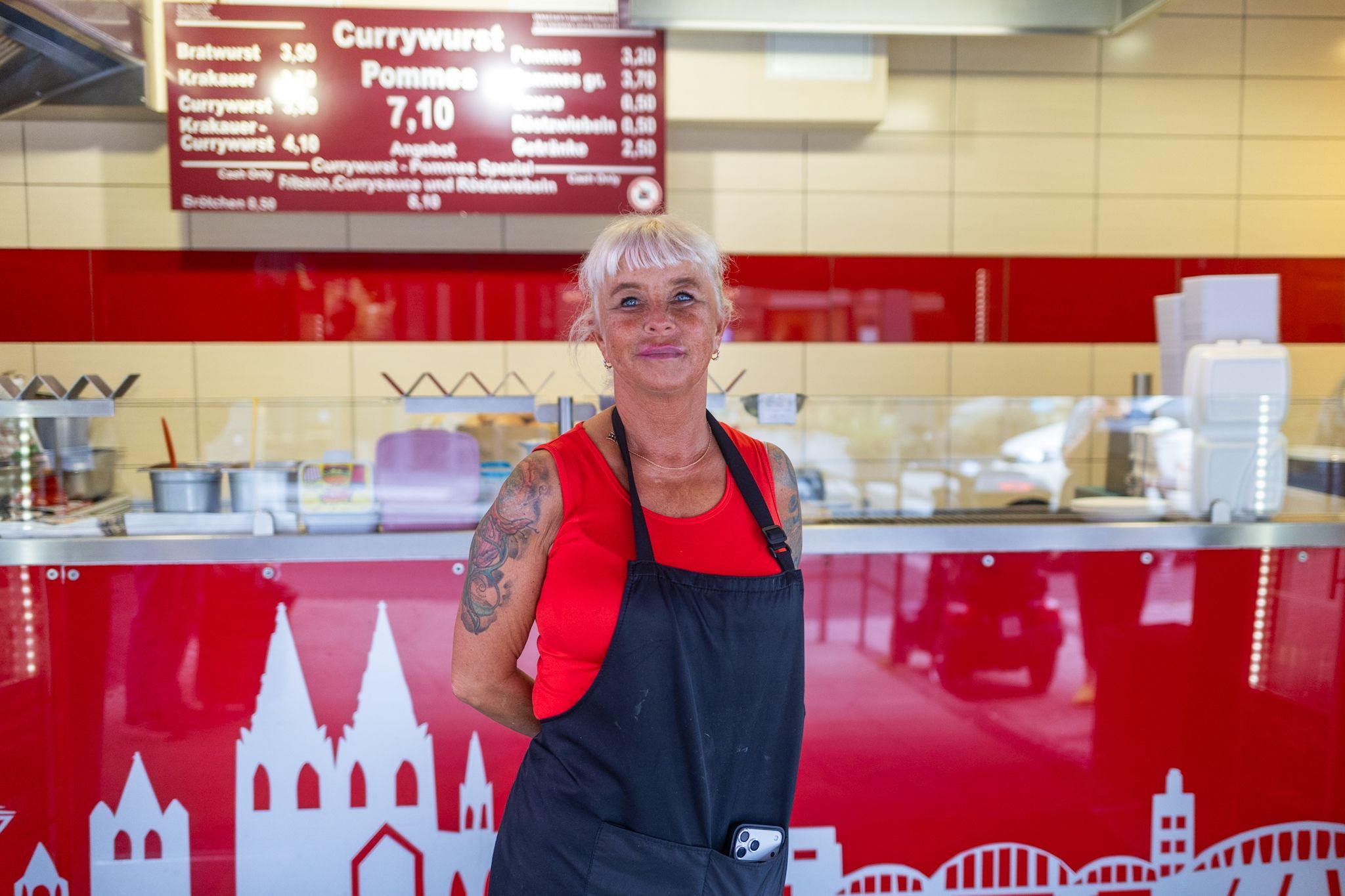 Anette Selbach arbeitet seit 17 Jahren beim Kultimbiss Curry B. in der Kölner Innenstadt.