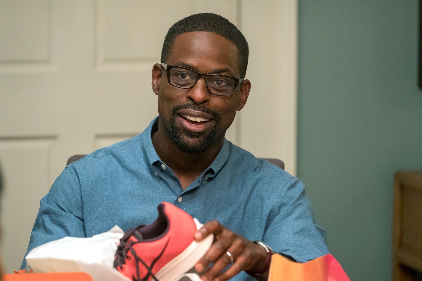 Randall (Sterling K. Brown) wurde von den Pearsons am Tag seiner Geburt adoptiert. Zu Beginn der Serie macht er seinen leiblichen Vater ausfindig, der ihn vor einer Feuerwehrwache ausgesetzt hatte.  (Bild: ZDF/NBC)