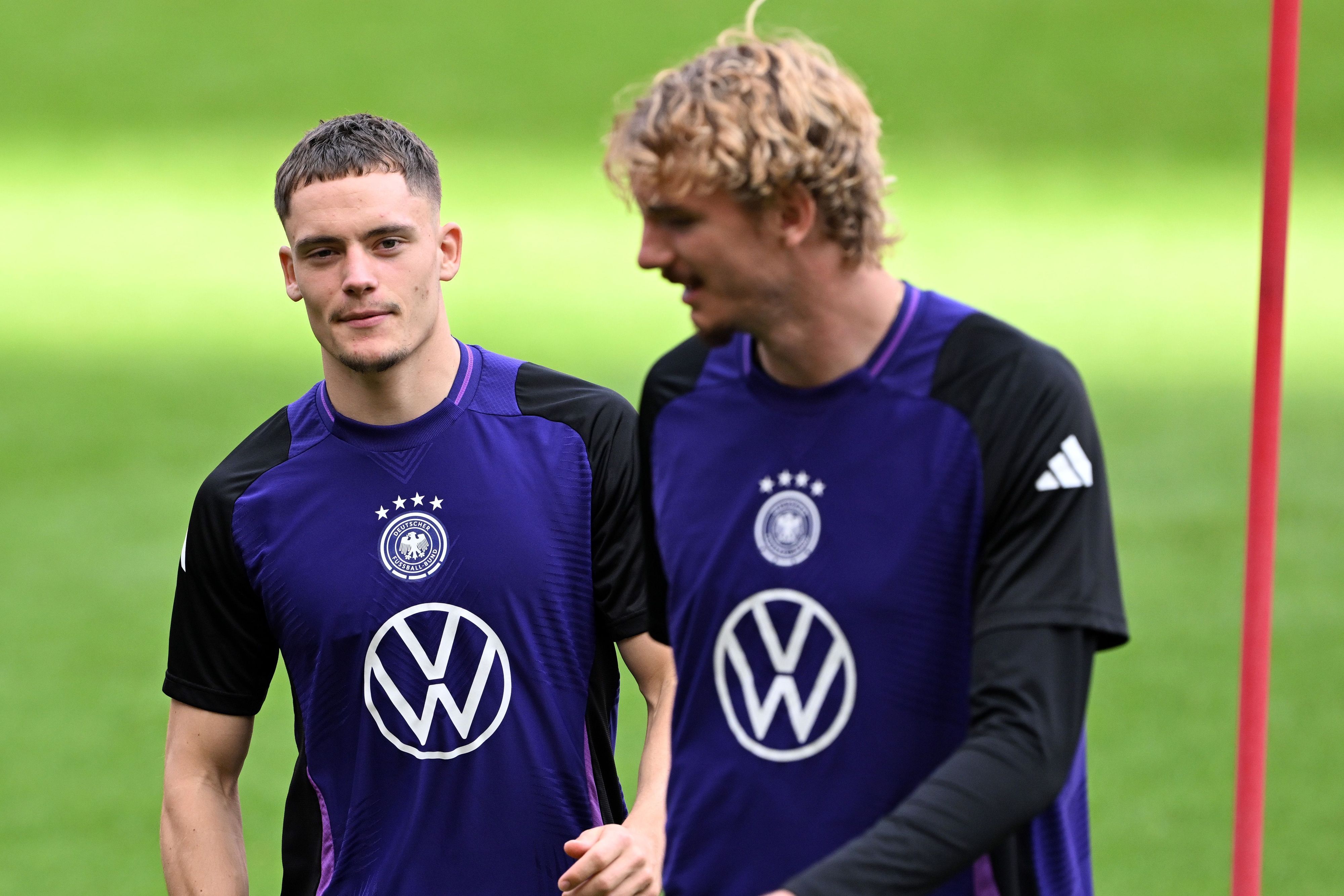 Die Frisuren von Florian Wirtz (2.v.r.) und Nick Woltemade (r.) sind aktuell gefragt.