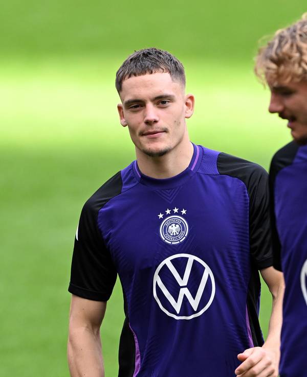 Die Frisuren von Florian Wirtz (2.v.r.) und Nick Woltemade (r.) sind aktuell gefragt.