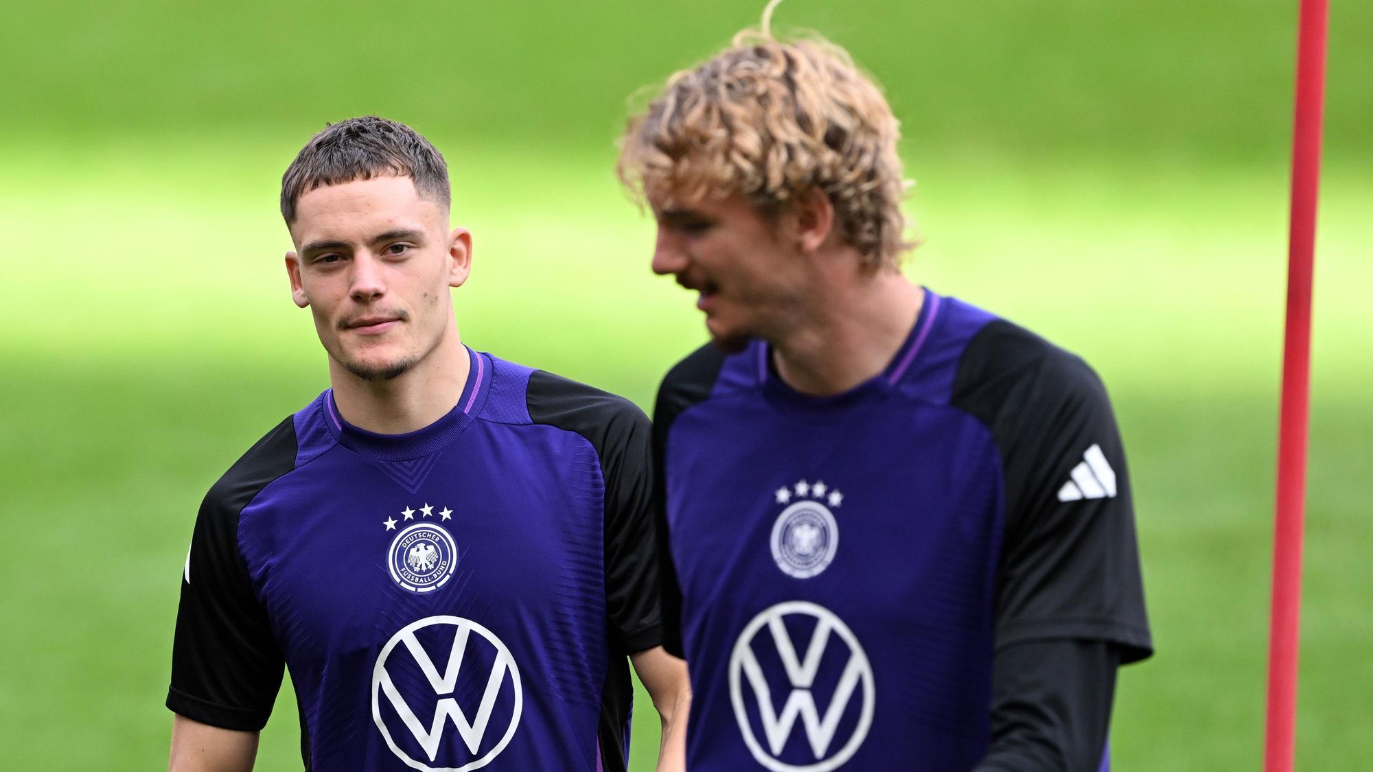 Die Frisuren von Florian Wirtz (2.v.r.) und Nick Woltemade (r.) sind aktuell gefragt.