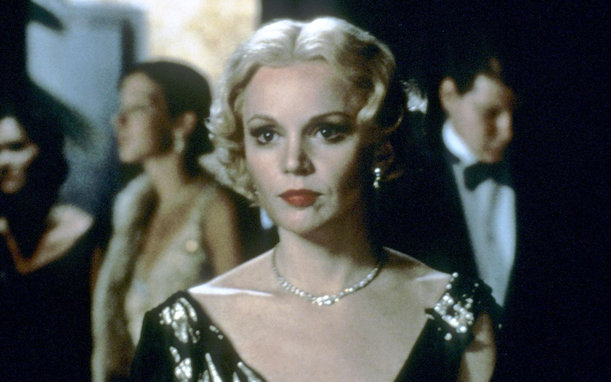 Nach einem Raubüberfall wird Carol (Tuesday Weld) Max' Freundin.
(Bild: 1984 Warner Bros. Entertainment/Alle Rechte vorbehalten.)