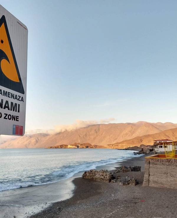 Tsunami-Warnschild an einem Strand in Chile