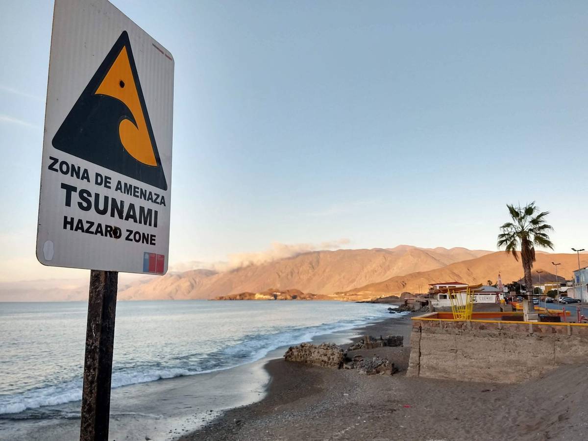 Tsunami-Warnschild an einem Strand in Chile
