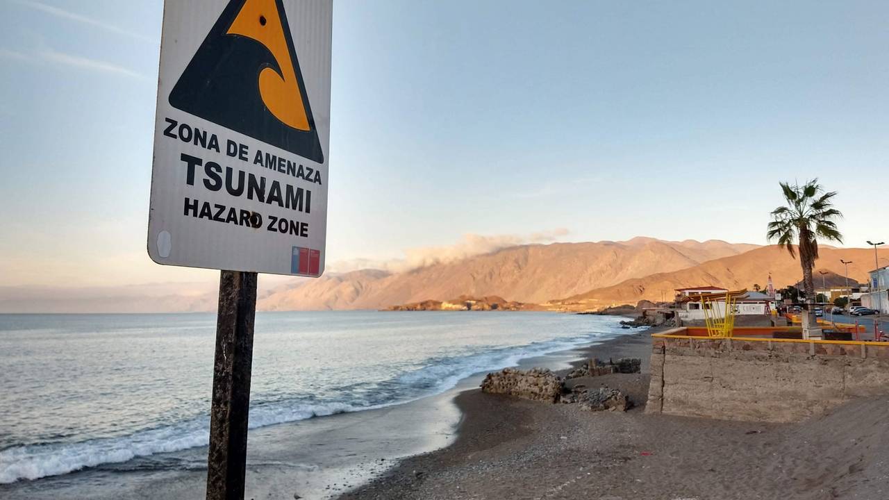 Tsunami-Warnschild an einem Strand in Chile
