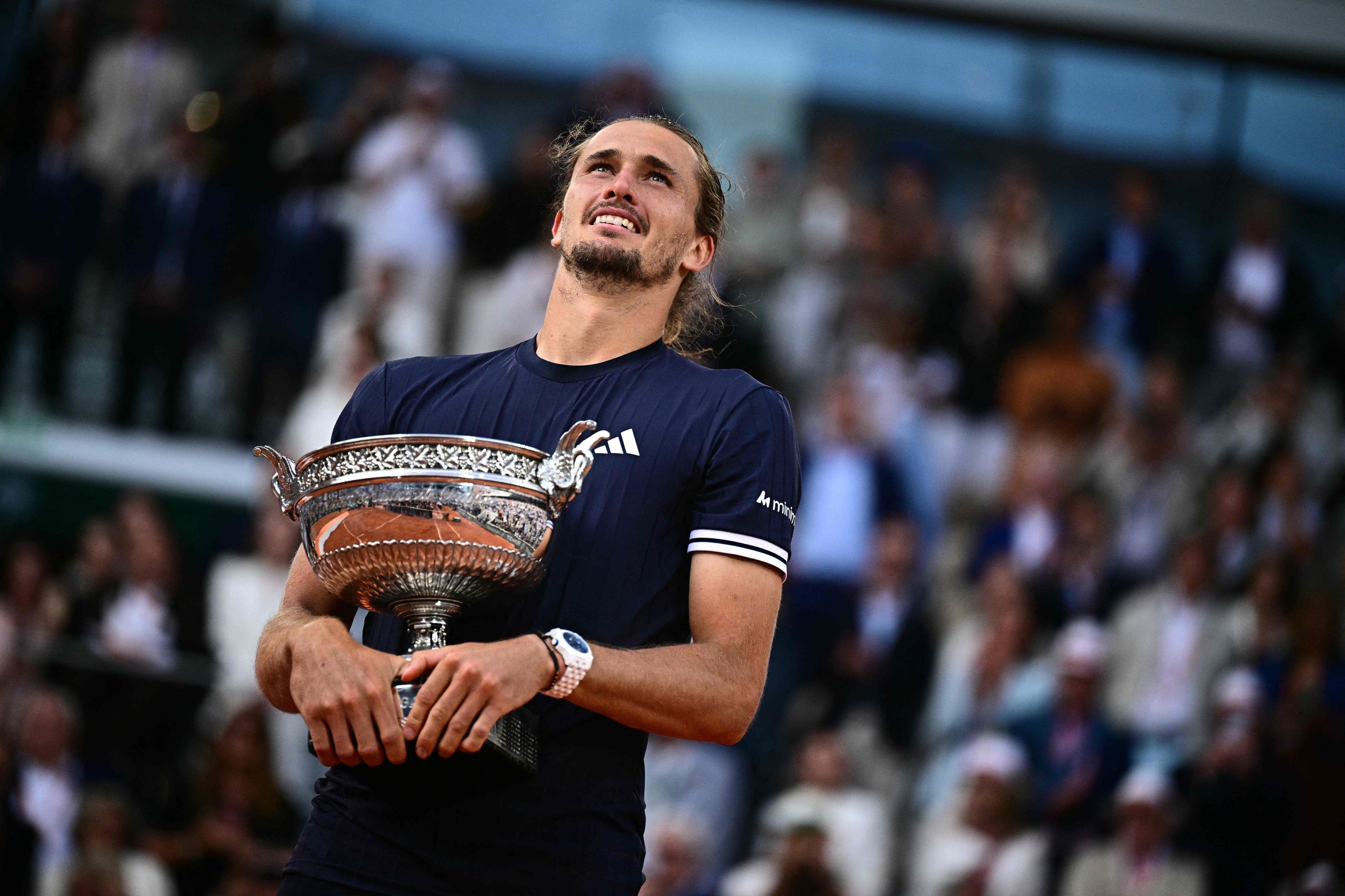 Alexander Zverev nach dem Finale der French Open mit der Trophäe in der Hand.
