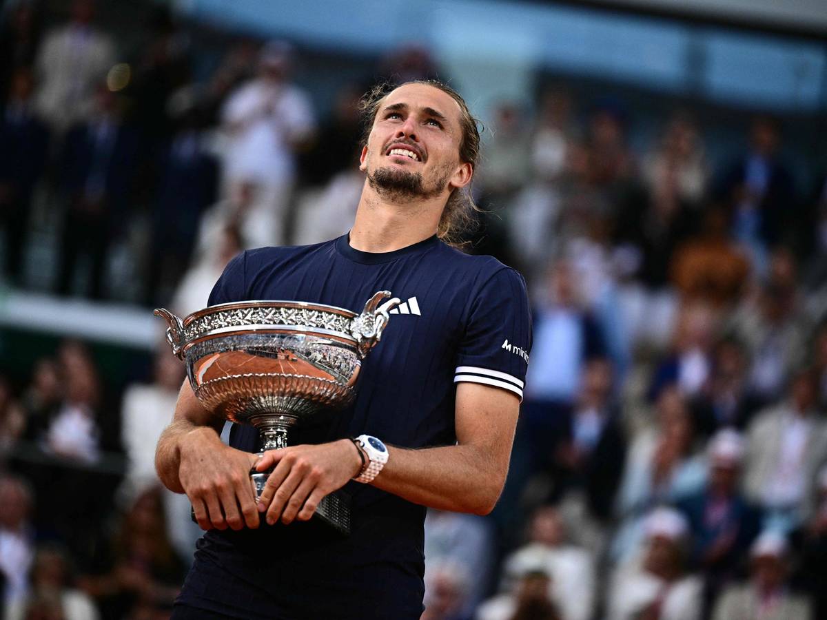 Alexander Zverev nach dem Finale der French Open mit der Trophäe in der Hand.