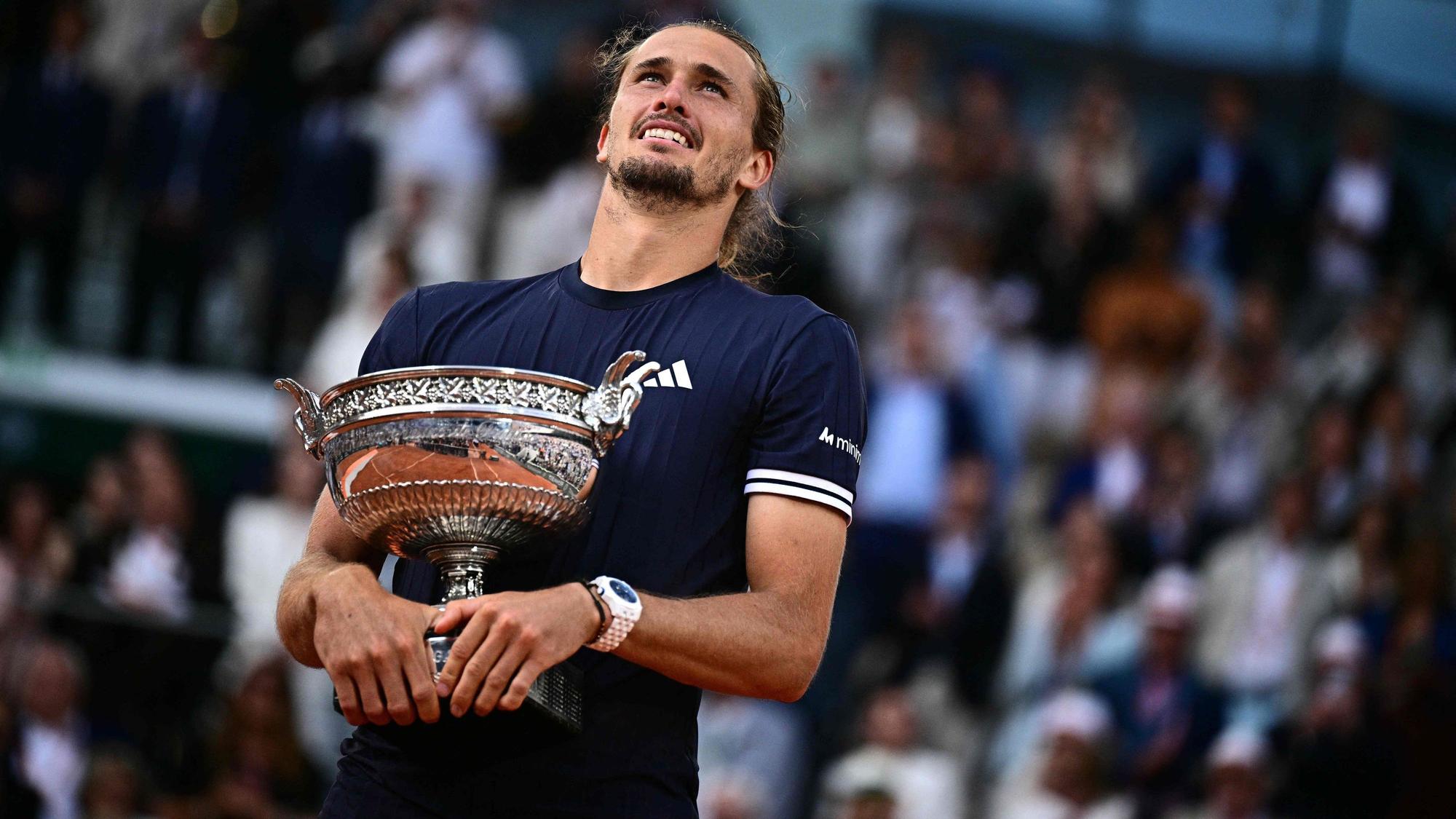 Alexander Zverev nach dem Finale der French Open mit der Trophäe in der Hand.