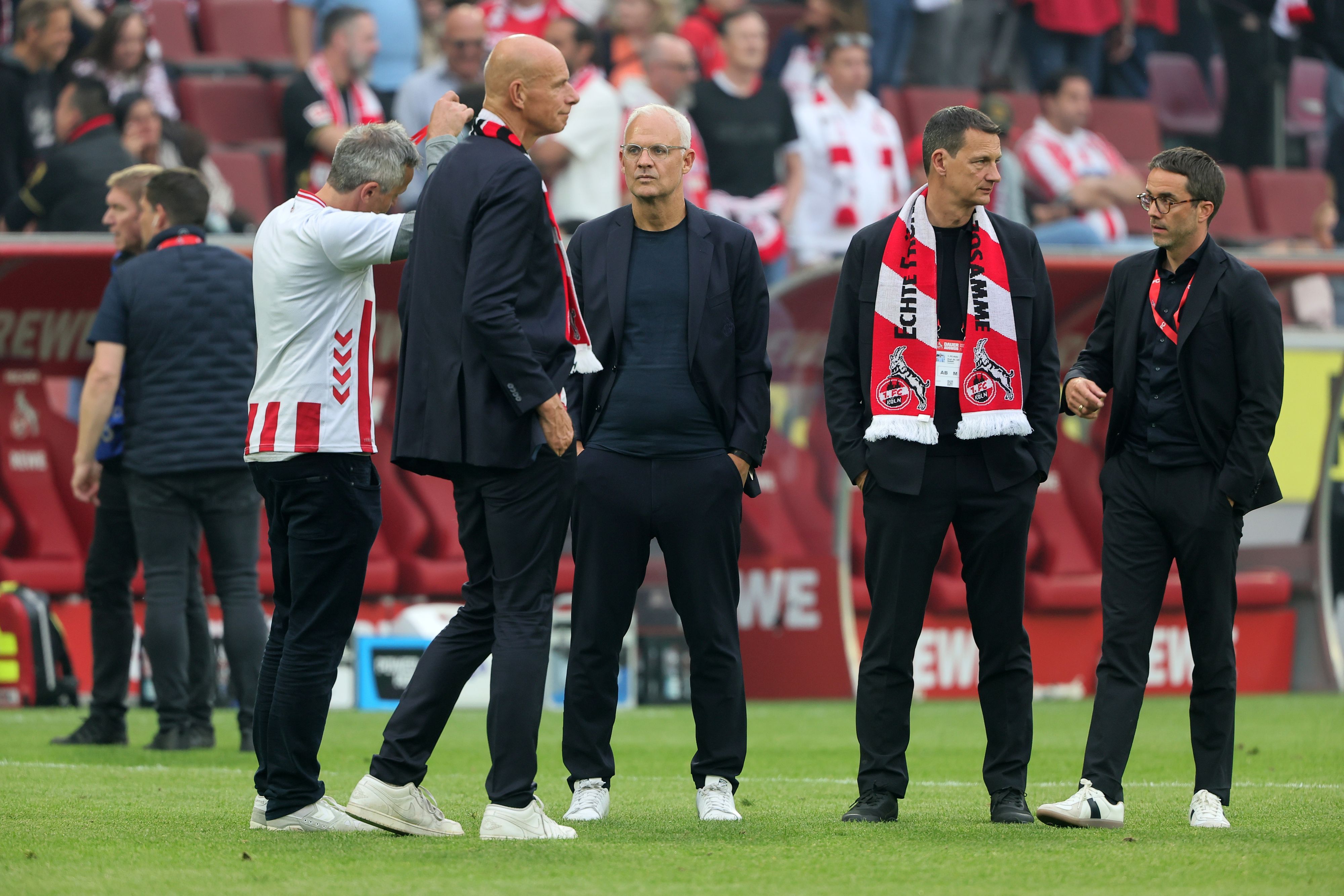 Finanzgeschäftsführer Philipp Türoff, Präsident Jörn Stobbe, Vize Jörg Alvermann, Vize Ulf Sobek und Marketinggeschäftsführer Philipp Liesenfeld stehen nach dem Heimspiel des 1. FC Köln auf dem Platz.