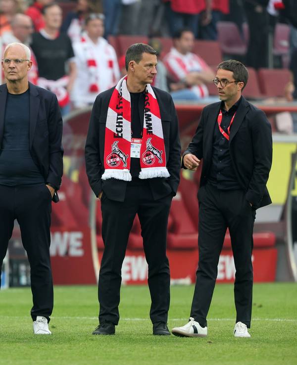 Finanzgeschäftsführer Philipp Türoff, Präsident Jörn Stobbe, Vize Jörg Alvermann, Vize Ulf Sobek und Marketinggeschäftsführer Philipp Liesenfeld stehen nach dem Heimspiel des 1. FC Köln auf dem Platz.