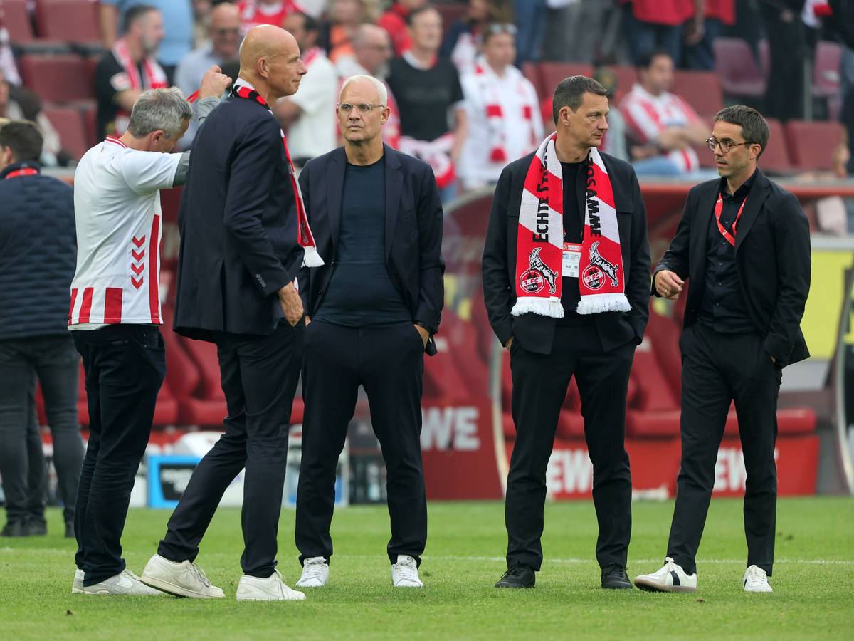 Finanzgeschäftsführer Philipp Türoff, Präsident Jörn Stobbe, Vize Jörg Alvermann, Vize Ulf Sobek und Marketinggeschäftsführer Philipp Liesenfeld stehen nach dem Heimspiel des 1. FC Köln auf dem Platz.