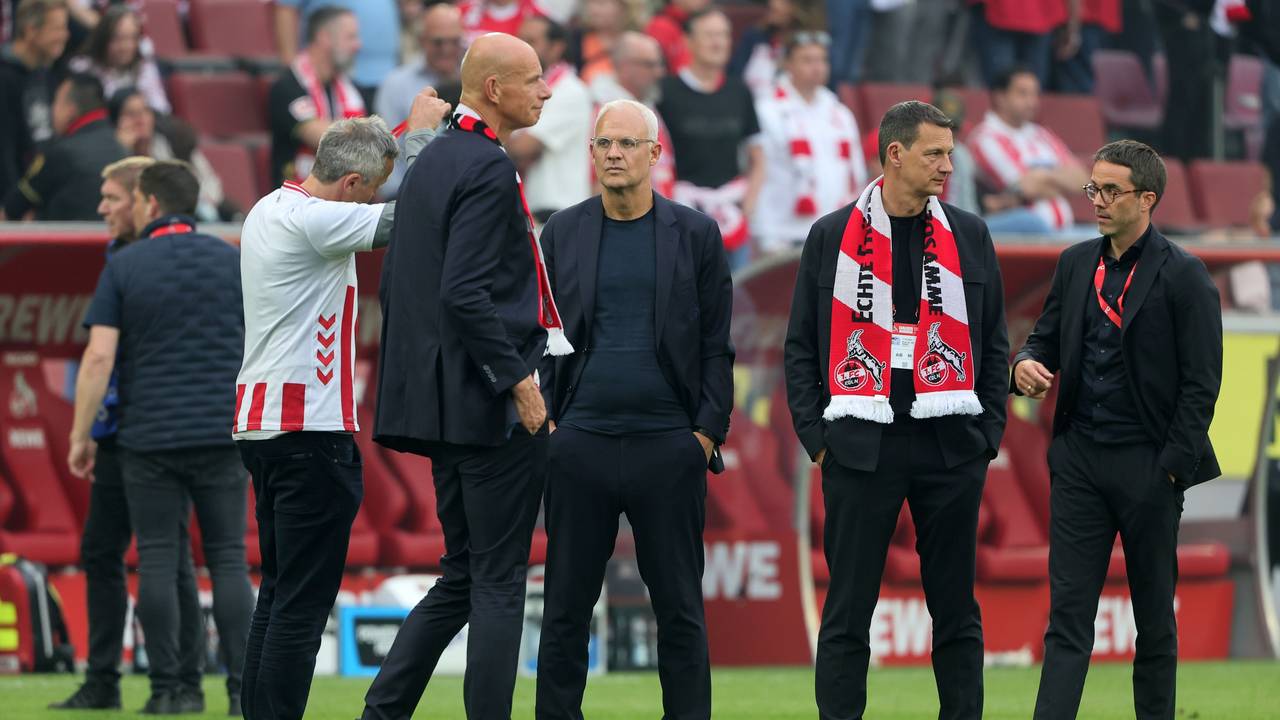 Finanzgeschäftsführer Philipp Türoff, Präsident Jörn Stobbe, Vize Jörg Alvermann, Vize Ulf Sobek und Marketinggeschäftsführer Philipp Liesenfeld stehen nach dem Heimspiel des 1. FC Köln auf dem Platz.