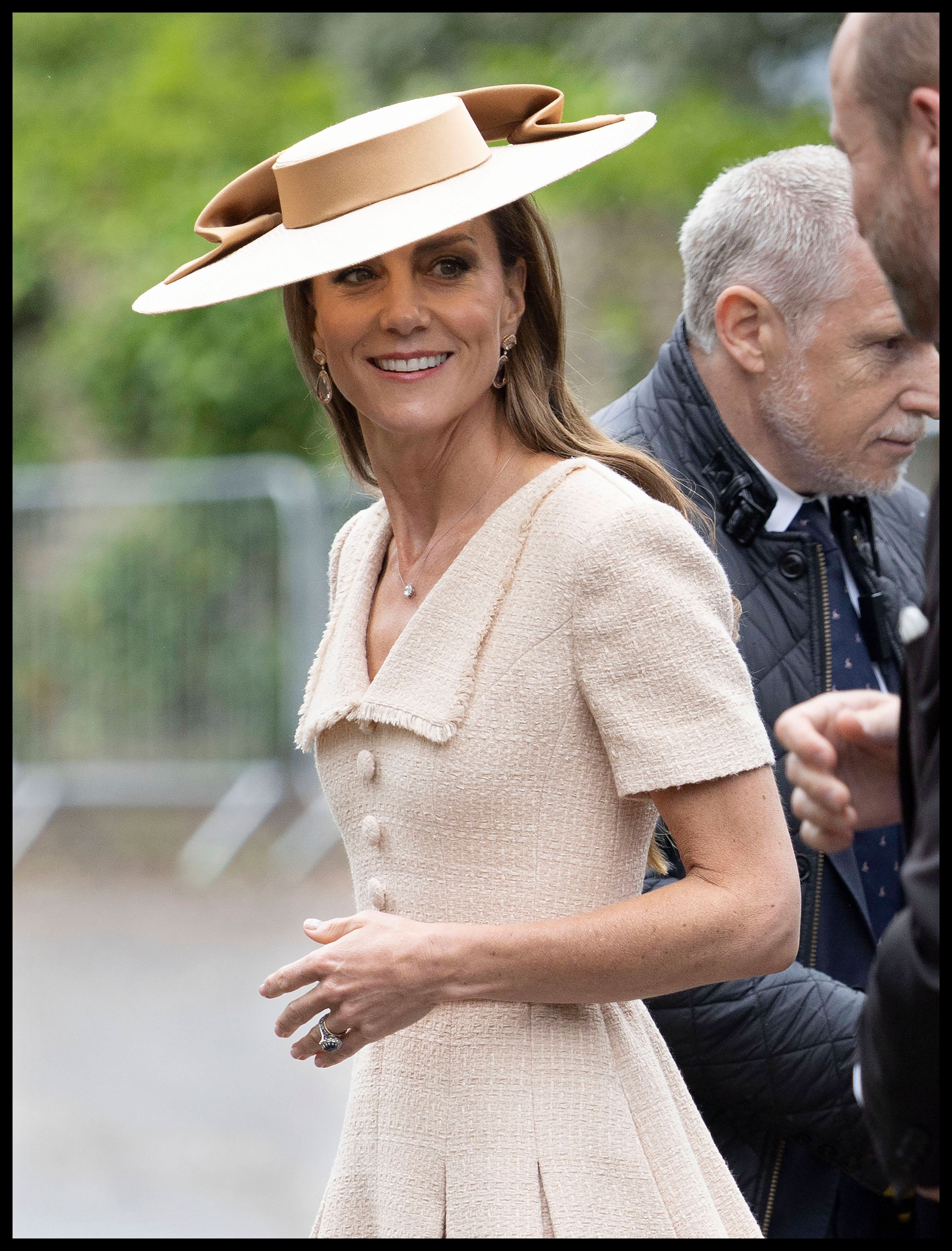 Prinzessin Kate lächelt.