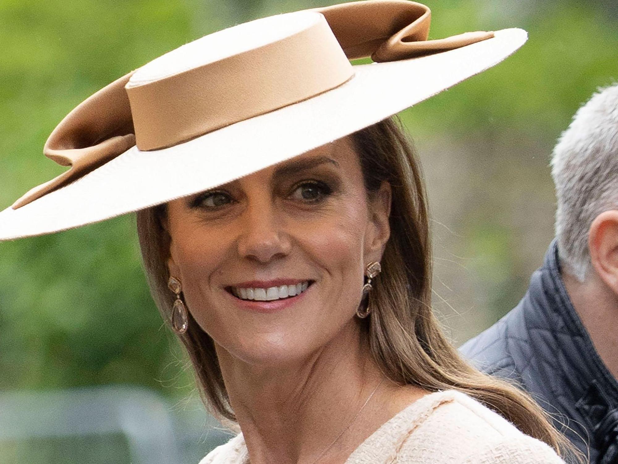Prinzessin Kate lächelt.