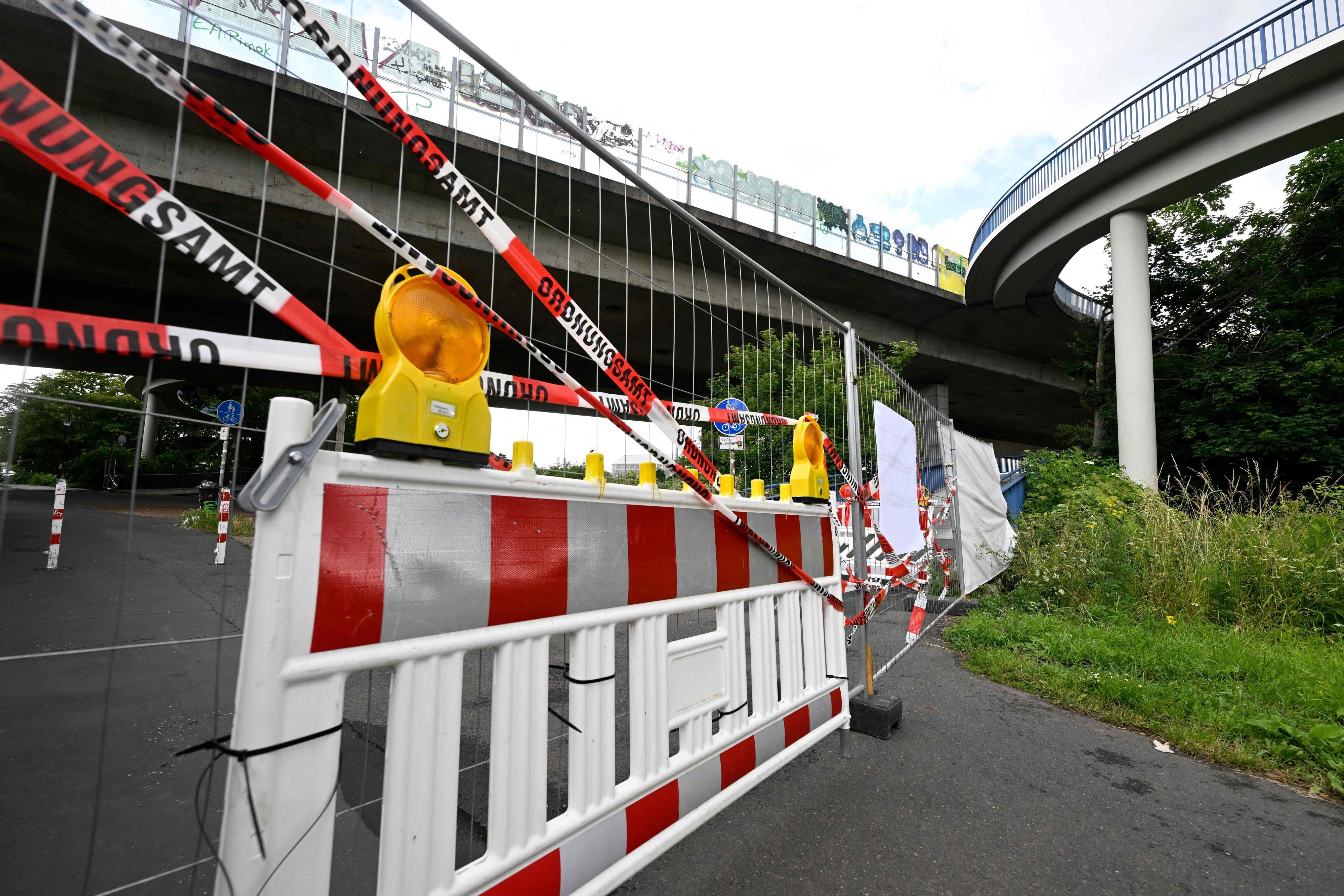 Die Bonner Nordbrücke ist gesperrt. Auf den Ausweichstrecken staut sich der Verkehr.