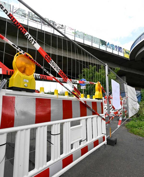 Die Bonner Nordbrücke ist gesperrt. Auf den Ausweichstrecken staut sich der Verkehr.