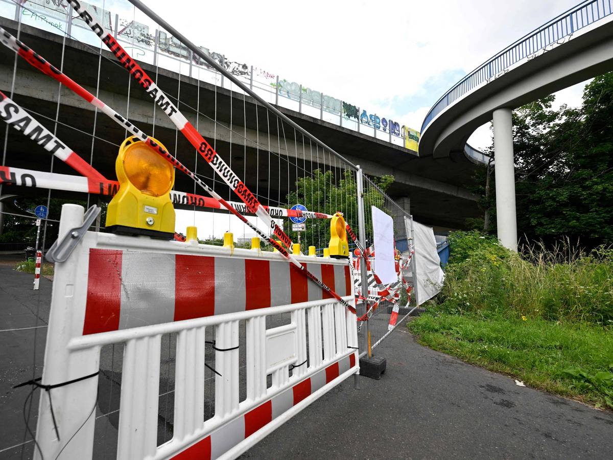 Die Bonner Nordbrücke ist gesperrt. Auf den Ausweichstrecken staut sich der Verkehr.